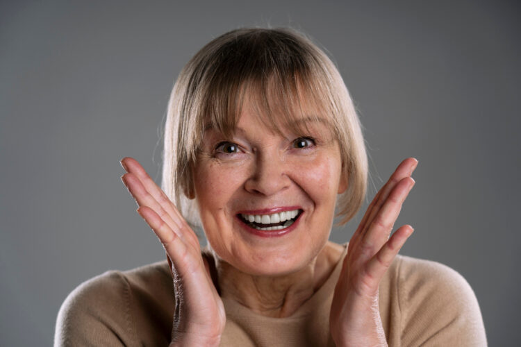 Yaşlılar için dental implantlarla güzel gülüşler mümkün, Özlü Diş Kliniği, Trabzon