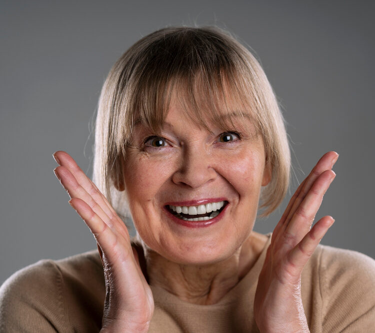 Yaşlılar için dental implantlarla güzel gülüşler mümkün, Özlü Diş Kliniği, Trabzon